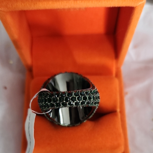 Kurt Geiger 3 Greens Stone Ring SIZE 8 NWT - Picture 6 of 6